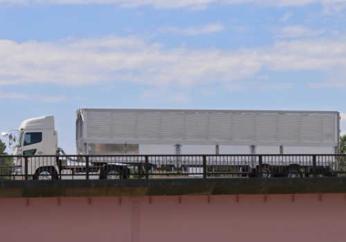 橋の上に停まった大型トレーラー牽引車
